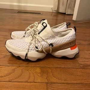 Sorel kinetic tennis shoes, size 6